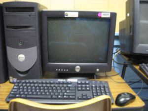 Un ordinateur et trois périphériques